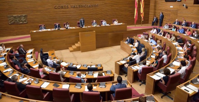 Vista general del hemiciclo durante el pleno de Les Corts Valencianes.- EFE