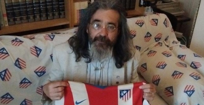 Miguel González, autor de 'Poemas colchoneros', con su camiseta del Atlético de Madrid. / HENRIQUE MARIÑO