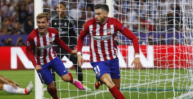 Carrasco y Griezmann celebran el gol del empate. REUTERS/Kai Pfaffenbach