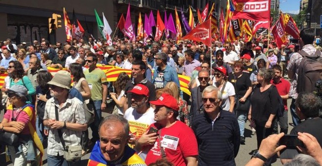 Varios miles de personas protestan en Barcelona por la suspensión de leyes. /PÚBLICO