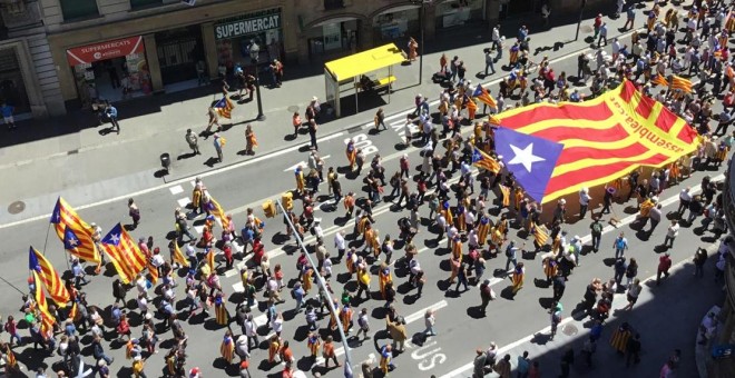 A diferencia de las anteriores manifestaciones impulsadas por entidades independentistas, que conseguían aglutinar a millones de personas, esta protesta que unía la defensa de los derechos sociales con los nacionales no ha exhibido toda la fuerza ciudadan