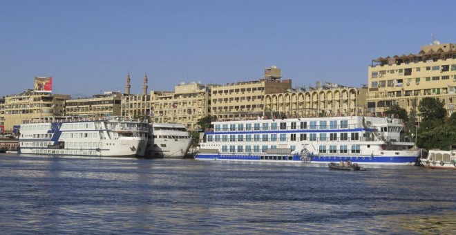 Cruceros amarrados en la orilla del río Nilo en la ciudad de Asuán, parados y fuera de funcionamiento debido a la crisis del turismo en Egipto. EFE/Marina Villén