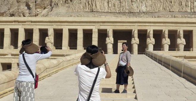 Turistas de nacionalidad china se hacen fotos frente al templo de Hatshepsut, en Luxor. EFE/Marina Villén