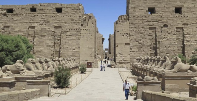 Entrada al templo faraónico de Karnak, en la ciudad de Luxor, donde debido a la crisis del turismo en Egipto los monumentos están casi vacíos y los cruceros amarrados sin visos de surcar a corto plazo el Nilo. EFE/Marina Villén