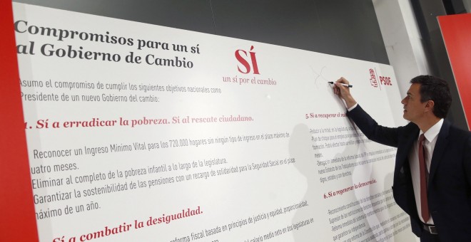 El candidato a la Presidencia de Gobierno y secretario general del PSOE, Pedro Sánchez, al finalizar su comparecencia depués de la firma de sus propuestas electorales. Efe/Javier Lizón