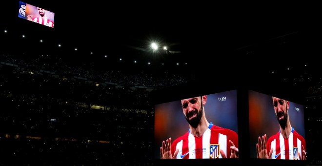 Juanfran llora tras fallar el penalti que dio el título al Real Madrid.- SUSANA VERA