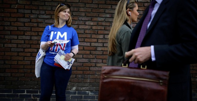 Una mujer hace campaña en Lodres contra la salida del Reino Unido de la UE. REUTERS/Kevin Coombs