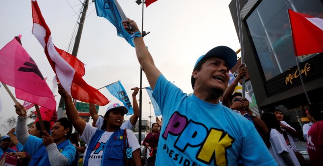 Personas apoyan al candidato Pedro Pablo Kuczynski durante el debate presidencial en Lima, Perú. REUTERS/Guadalupe Pardo