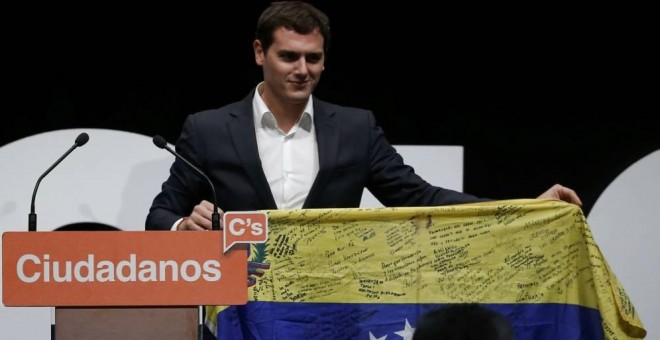 Albert Rivera, con una bandera de Venezuela, ya en la anterior campaña del 20-D. REUTERS