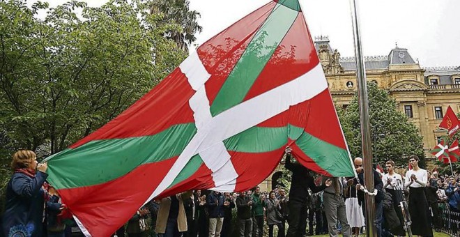 Una ikurriña en la plaza de Gipuzkoa de San Sebastián. JAVIER HERNÁNDEZ / EFE