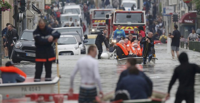 Una de las calles parisinas inundadas.- REUTERS/Christian Hartmann