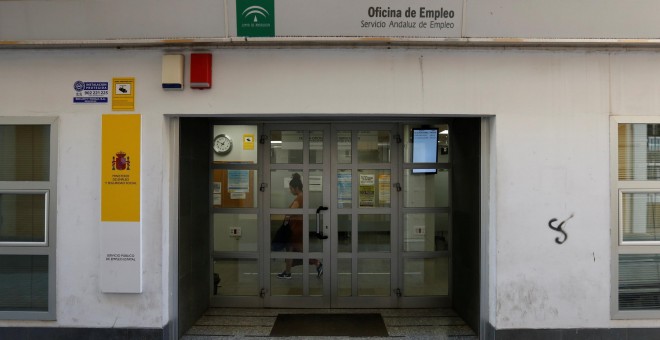 Una mujer dentro de una oficina del Servicio Andaluz de Empleo, en Sevilla. REUTERS/Marcelo del Pozo