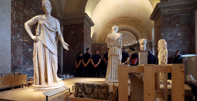 Cajas con piezas de obras de arte de las colecciones del Museo del Louvre cerrado al público debido a la crecida del río Sena en París , Francia.- REUTERS / John Schults