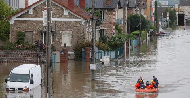 Equipos de rescate franceses en pequeñas embarcaciones durante una operación de evacuación para los residentes de la orilla del río Sena.- REUTERS / Christian Hartmann