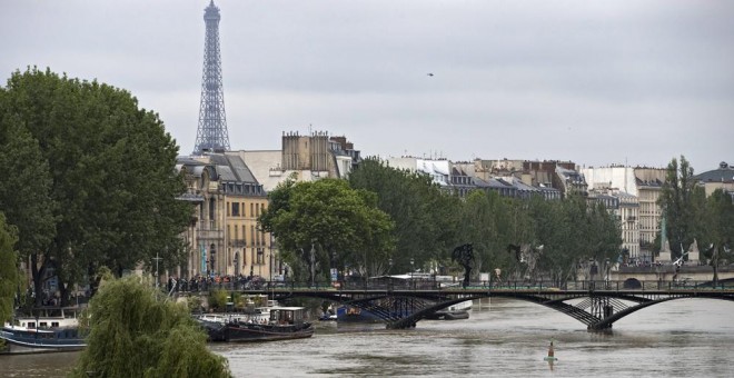 Vista de la credida del río Sena en París, este viernes, cuando alcanzó su pico máximo esperado entre 6,30 y 6,50 metros de altura. EFE/Ian Langsdon