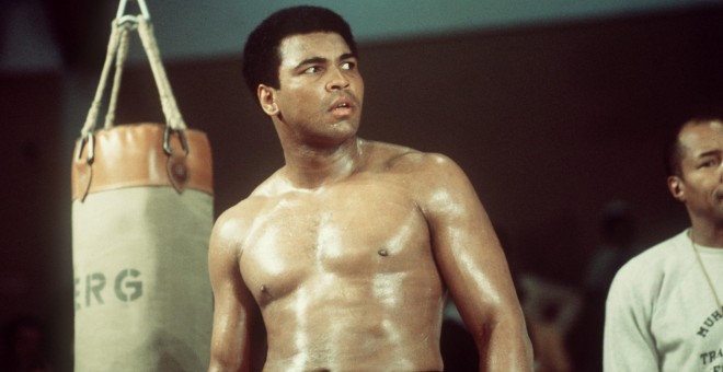 Foto de Muhammad Ali durante un entrenamiento en Alemania, el 24 de mayo de 1976, preparando su combate contra el británico Richard Dunn.  EFE/EPA/ISTVAN BAJZAT