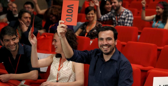 Alberto Garzón, que será elegido nuevo coordinador federal de IU, durante una de las votaciones en la XI Asamblea Federal de IU. EFE/Chema Moya