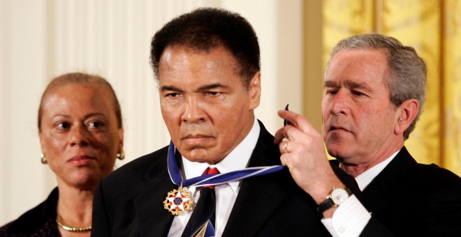 El presidente de EEUU, George W. Bush, coloca la Medalla de la Libertad a Mohamed Ali/Cassius Clay, en la Casa Blanca, el9 de noviembre de 2005. REUTERS/Kevin Lamarque