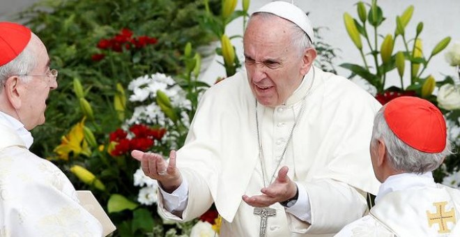 El papa Francisco conversa con dos cardenales en El Vaticano. REUTERS/Alessandro Bianchi