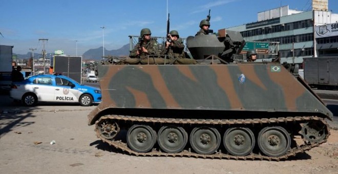 Uno de los tanques utilizados por la Policía Militar brasileña en sus operaciones en las favelas. - AFP