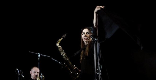 La cantautora inglesa, Polly Jean Harvey, durante su actuación en el Primavera Sound Festival que se celebra en el Forum de Barcelona. EFE / Marta Pérez.