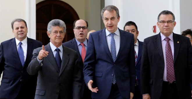 El expresidente del Gobierno, José Luis Rodríguez Zapatero, con miembros de la oposición en Vanezuela, durante su visita a Caracas. E.P.