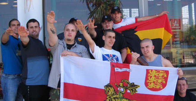 Varios integrantes del grupo ultra Yomus hacen el saludo nazi.