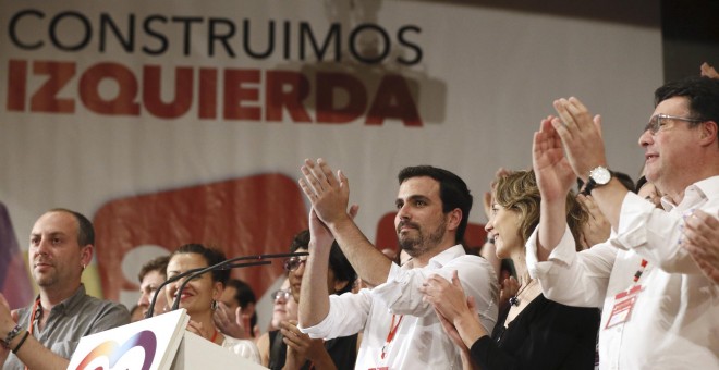 El nuevo Consejo Político federal de Izquierda Unida ha elegido como nuevo coordinador de la formación a Alberto Garzón, que en la foto aparece junto a los miembros del Consejo Político. EFE/Fernando Alvarado