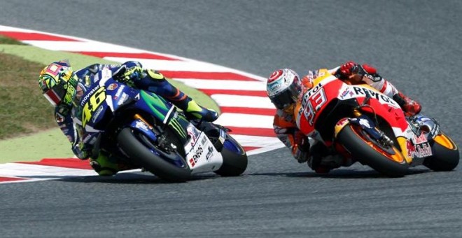 Valentino Rossi salió victorioso del emocionante duelo que mantuvo con el español Marc Márquez. EFE/Alejandro García