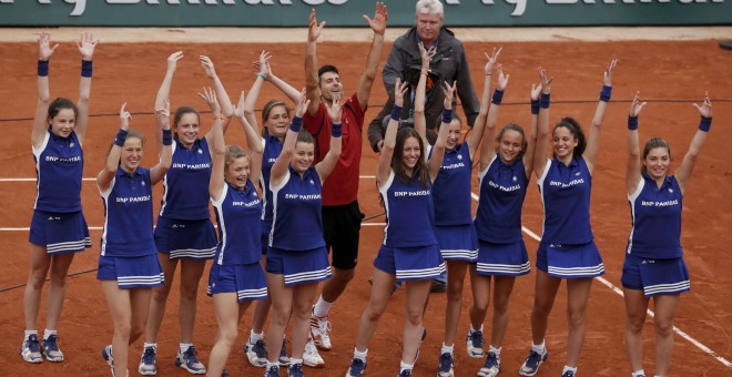 Djokovic celebra con los recoge pelotas su triunfo en París. - REUTERS