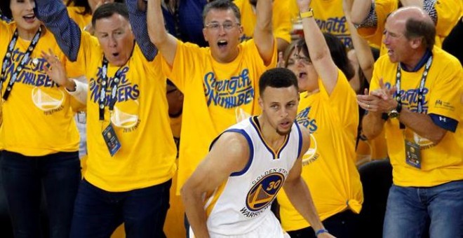 La afición de Golden State Warriors celebra un triple de Stephen Curry. EFE/MONICA M. DAVEY