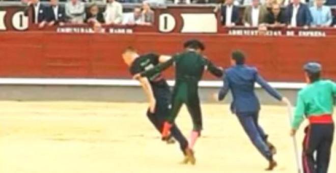 Un activista fue agredido después de saltar al ruedo en la plaza de toros de Las Ventas.