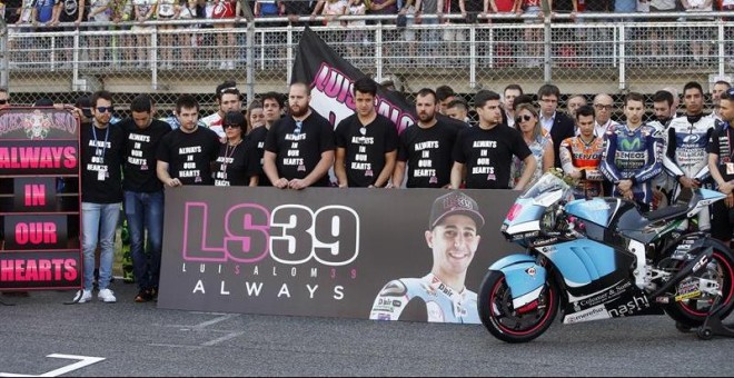 Los pilotos de todas las categorías, durante un minuto de silencio en memoria de Luis Salom. - EFE