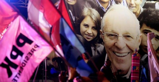 Simpatizantes de Kuczynski celebran en Lima los resultados de la segunda vuelta de las presidenciales. - EFE