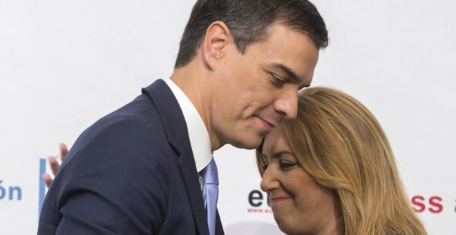 La presidenta de la Junta de Andalucía, Susana Díaz, y el secretario general del PSOE y candidato a la Presidencia del Gobierno de España, Pedro Sánchez, se saludan después de que la presidenta andaluza le presentara en un desayuno informativo. EFE/Julio