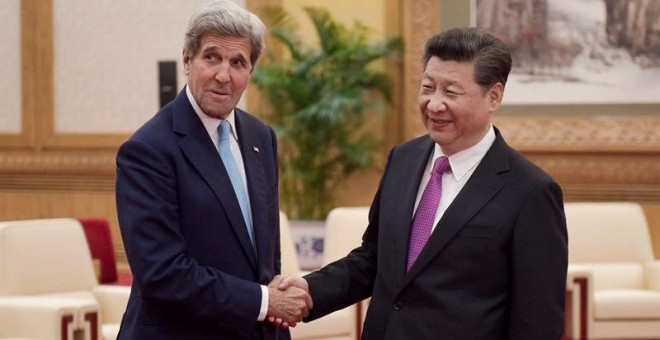 El secretario de estado estadounidense, John Kerry, se reúne con el presidente chino, Xi Jinping. - EFE