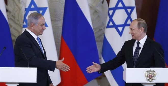 El presidente ruso Vladimir Putin saluda al primer ministro israelí, Benjamin Netanyahu. - EFE