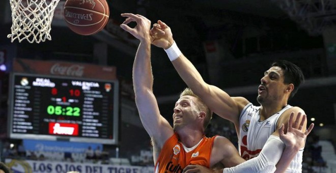 Justin Hamilton (Valencia Basket) y Gustavo Ayón (Real Madrid), pelean por un rebote. EFE/Kiko Huesca