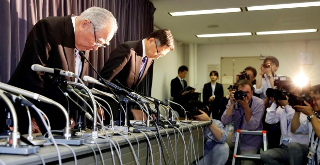 El presidente de Suzuki y CEO Osamu Suzuki ( Izq ) durante una conferencia de prensa en Tokio , Japón.- REUTERS