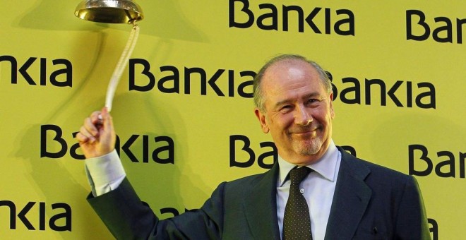 Rodrigo Rato toca la campana de la salida a bolsa de Bankia en julio de 2011. EFE