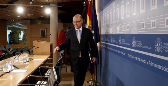 El ministro de Hacienda en funciones, Cristóbal Montoro, durante la rueda de prensa que ha ofrecido para explicar los acuerdos adoptados por la Comisión Delegada de Asuntos Económicos. EFE/Sergio Barrenechea