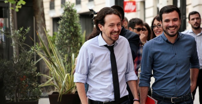 Pablo Iglesias, secretario general de Podemos, y Alberto Garzón, líder de IU, el pasado lunes en Madrid. REUTERS