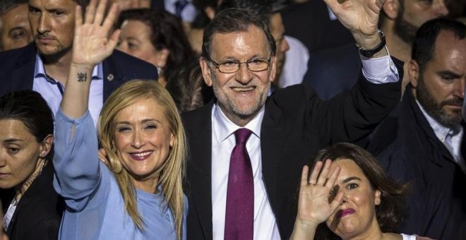 Mariano Rajoy, Soraya Sáenz de Santamaría y Cristina Cifuentes, durante el acto de inicio de campaña en Madrid. / EFE