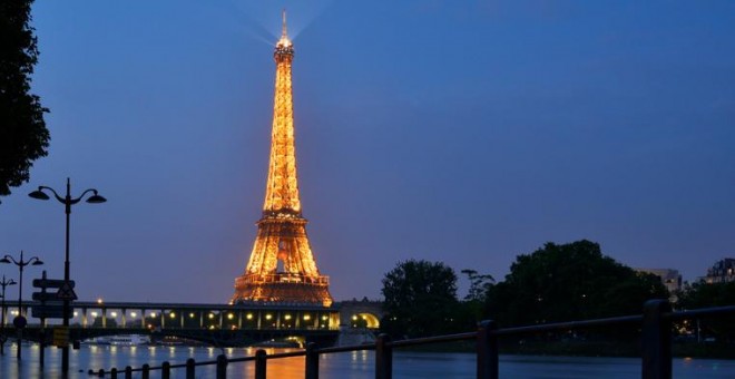 La Torre Eiffel de noche durante la crecida del río Sena en París, Francia. Bertrand GUAY / AFP