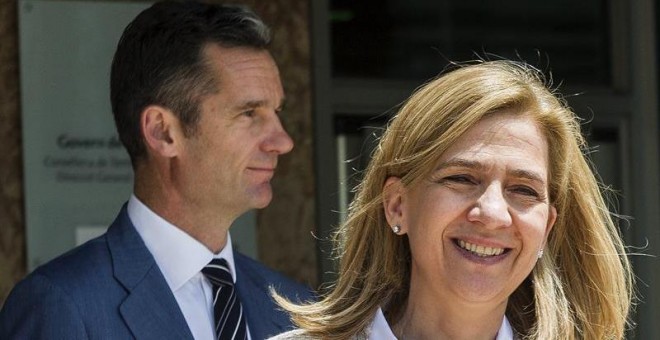 La infanta Cristina y su marido, Iñaki Urdangarin, a la salida de la sede de la Escuela Balear de la Administración Pública (EBAP) de Palma tras asistir a la presentación de las conclusiones del juicio del caso Nóos. EFE/Cati Cladera