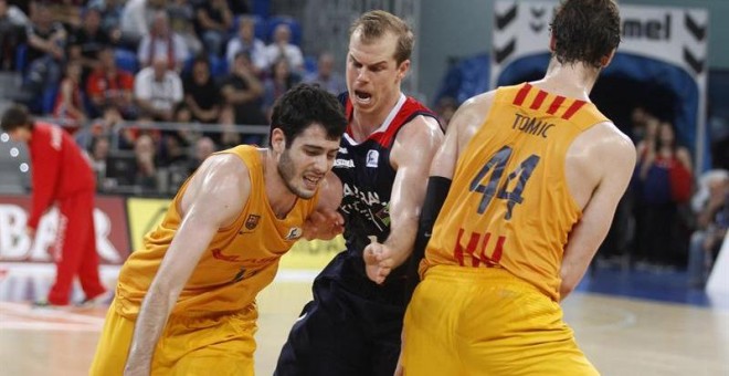 Abrines trata de zafarse de Roll durante el partido. EFE/David Aguilar