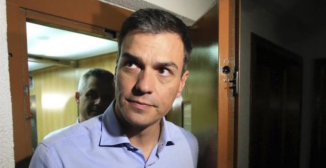 El secretario general y candidato del PSOE, Pedro Sánchez, durante una visita a la vivienda de un vecino de Móstoles el pasado 10 de junio. EFE/Zipi