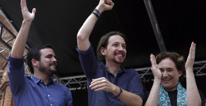 El candidato de Unidos Podemos a la Presidencia, Pablo Iglesias (c), junto al líder de IU, Alberto Garzón (i), y la alcaldesa de Barcelona, Ada Colau durante el mitin en Barcelona. /EFE
