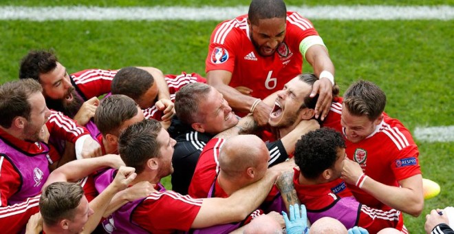 Gareth Bale celebra con el resto de sus compañeros de Gales su tanto contra Eslovaquia. /REUTERS