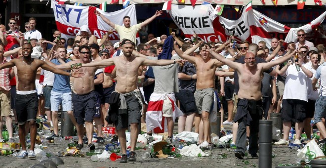 Ultras ingleses con banderas desfilan por una calle de Marsella. /REUTERS